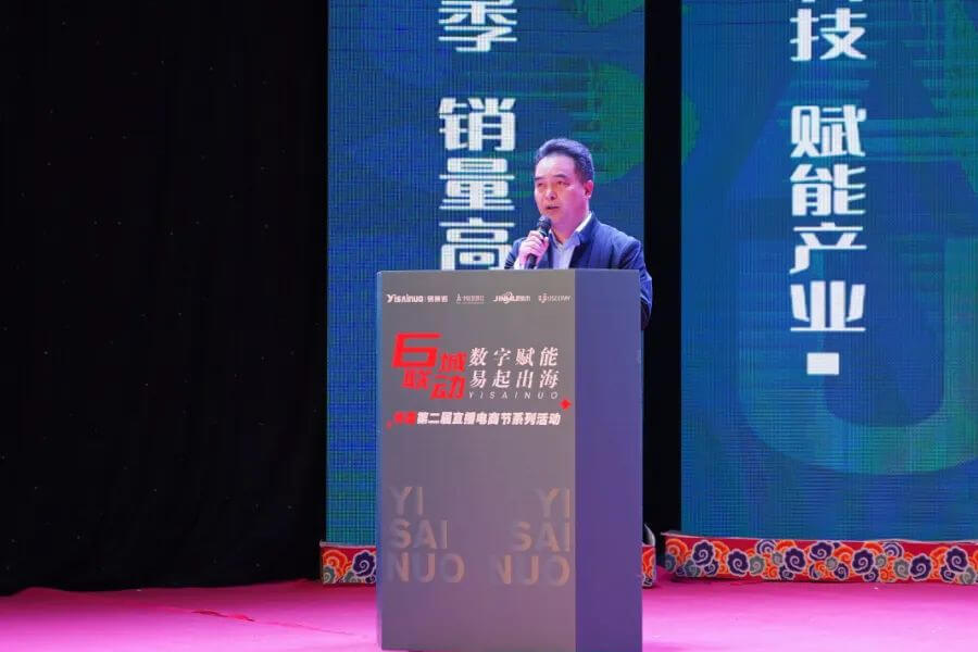 许昌市商务局副局长张晓刚发表致辞